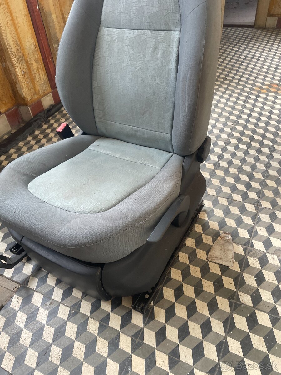 🪑 Predám predné sedadlo Škoda Fabia I (ľavá strana - vodičo - 2