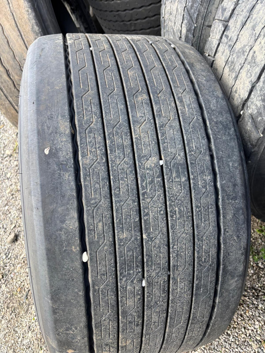 Predam nakladnú pneu 445/45 R19.5 - 2