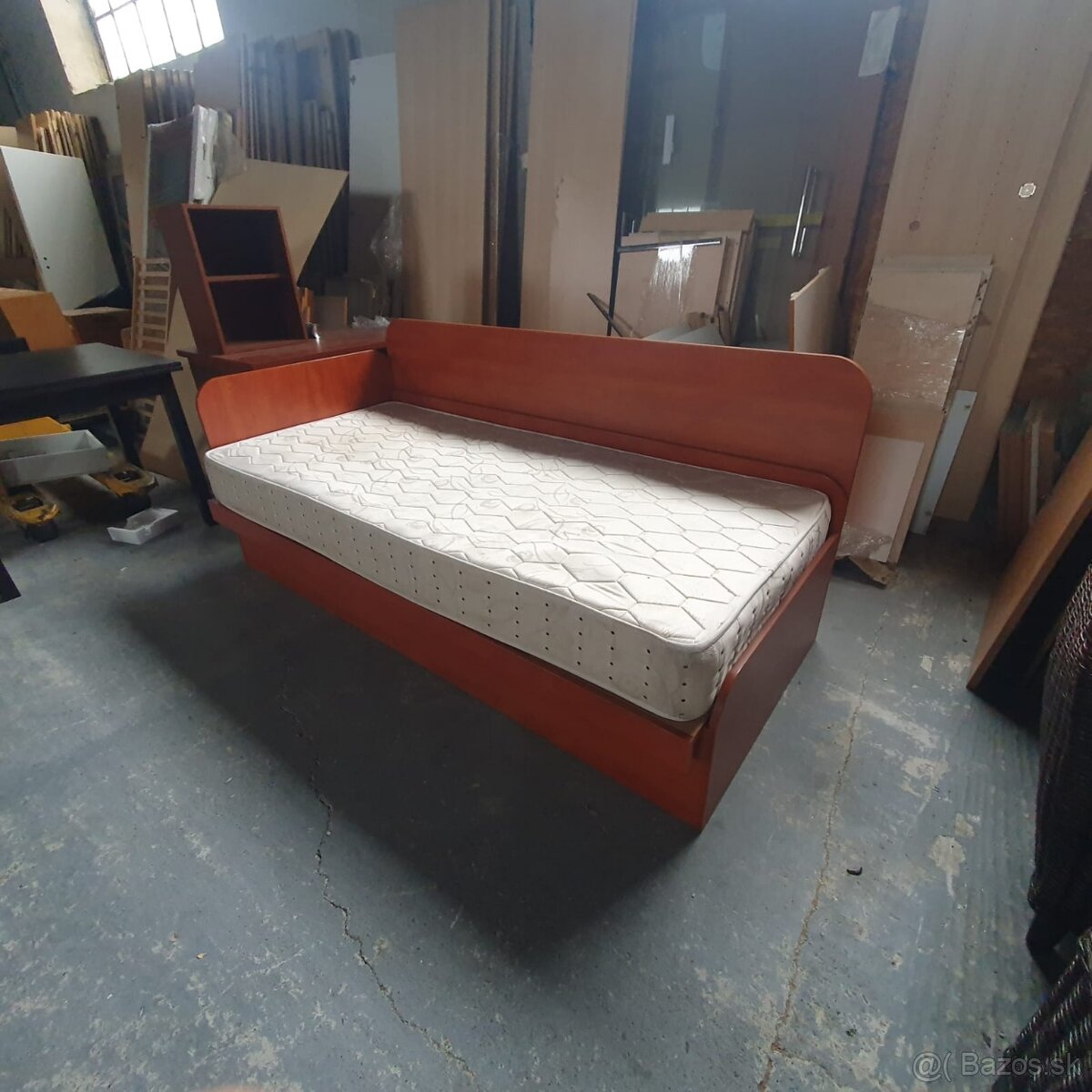 Predám posteľ s úložným priestorom - 2