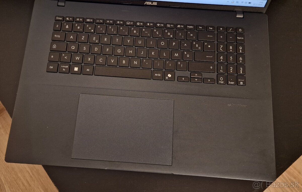 Obrovský 18" asus vivobook 18 - 2