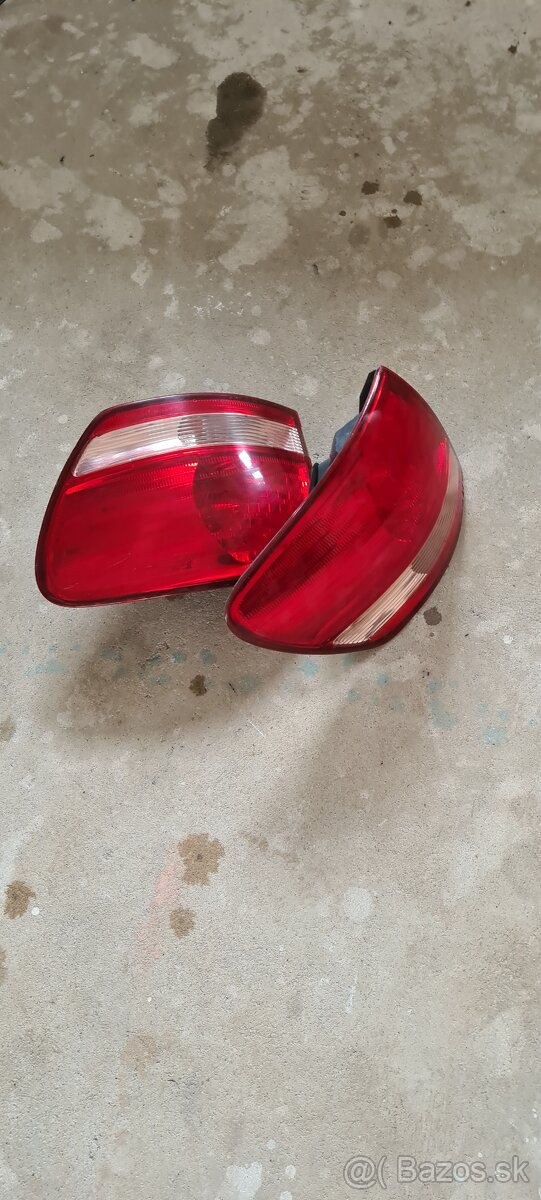 Zadné a hmlové svetlá z Toyoty Avensis Verso - 2