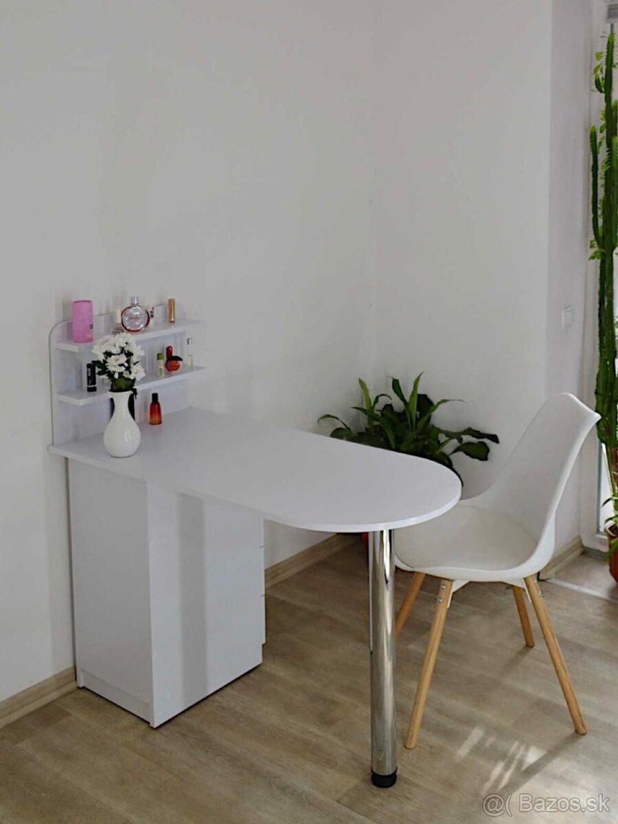 Manikérsky stôl . - 2