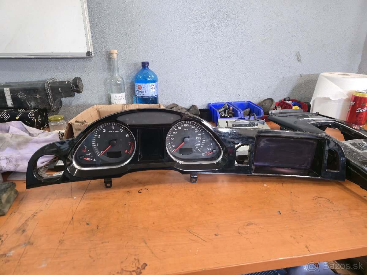 Budíky audi a6 c6 . - 2