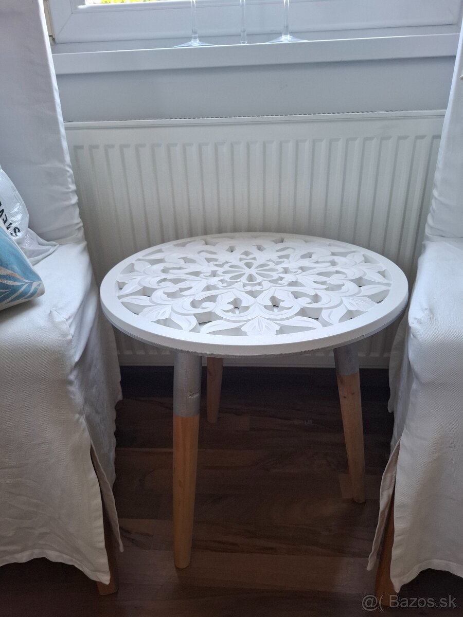 Stolik s ornamentom - 2
