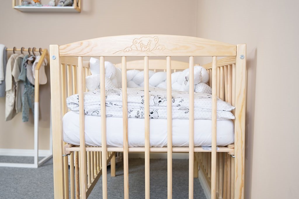 Postieľka biela / prírodná - vyrezávaný macko viac farieb - 2