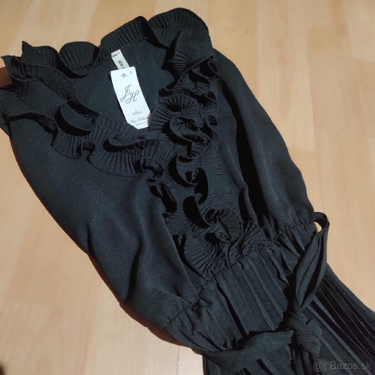 Čierne šaty s volánikmi a plisovou sukňou - 2