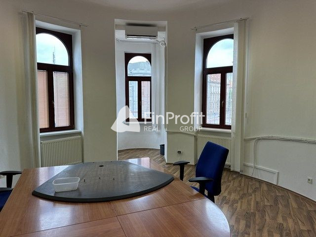 Kancelársky priestor s vlastným zázemím na prenájom - 107 m2 - 2