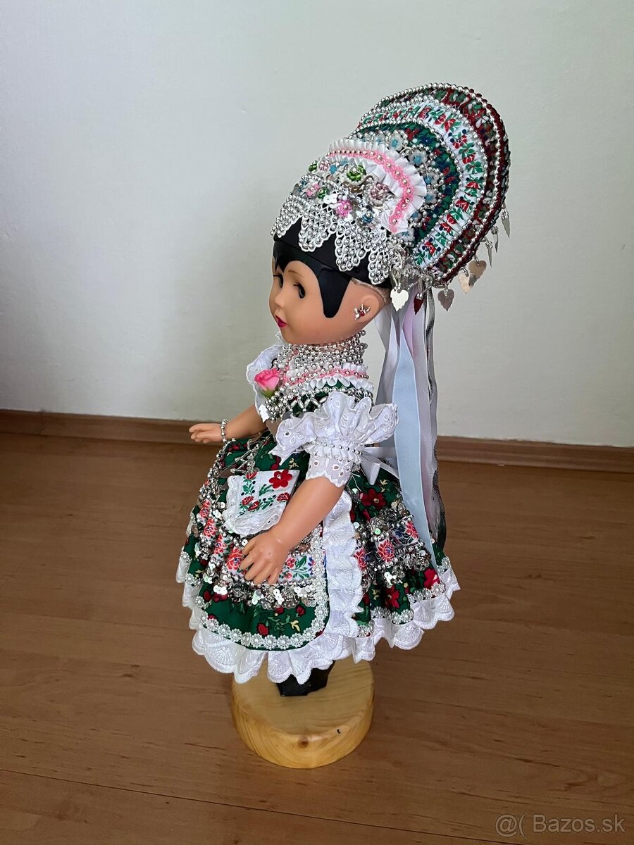 Krojovaná bábika v Starotekovskom kroji. - 2
