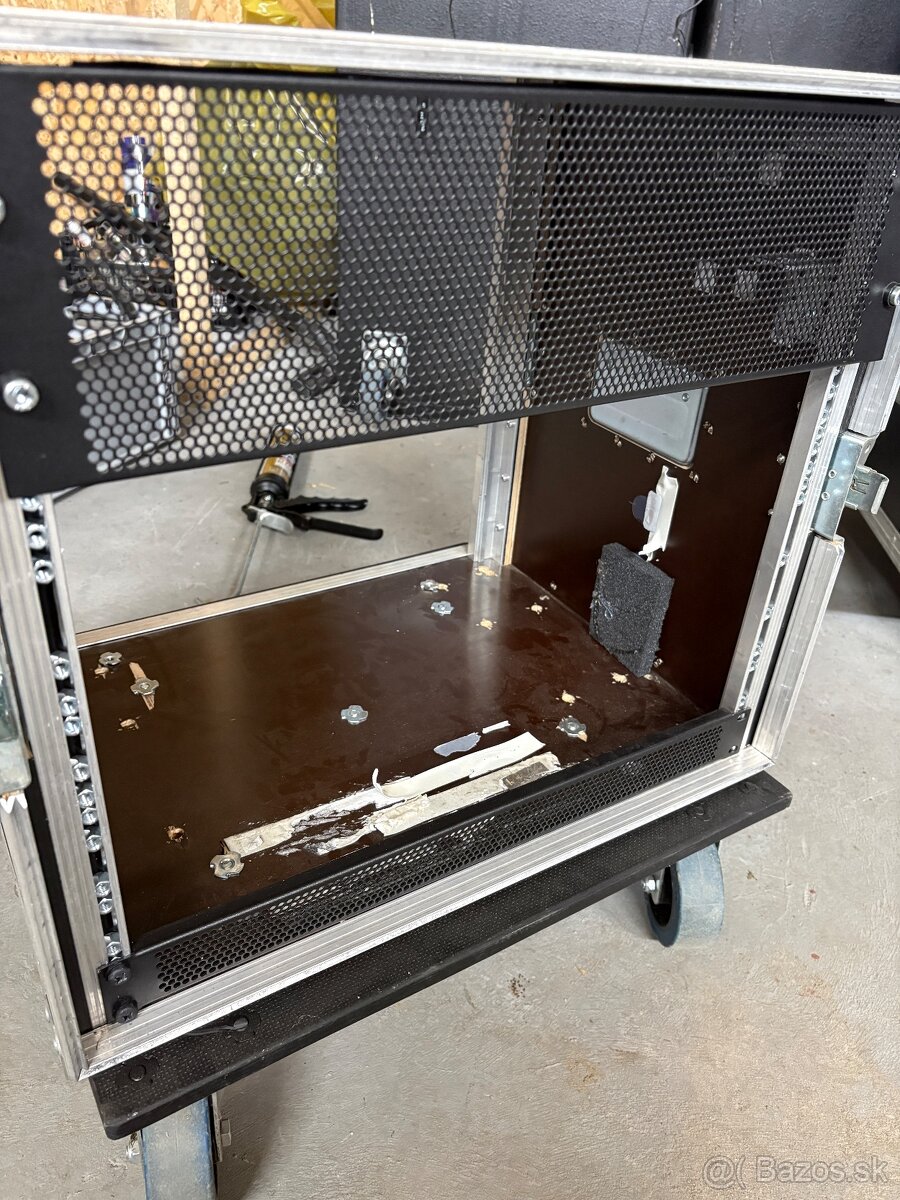 Rack 10u h40 s kolieskami - 2