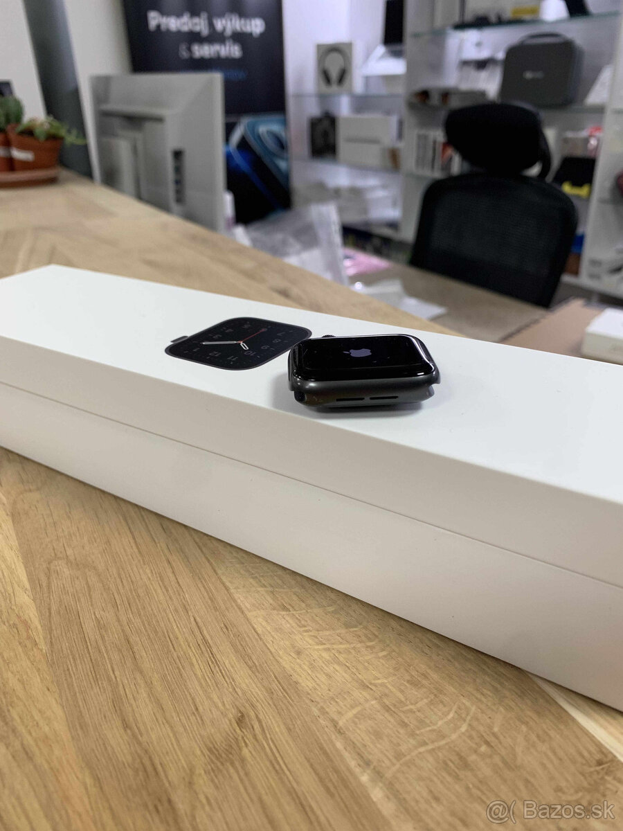 Apple Watch SE 2022 40mm - 2