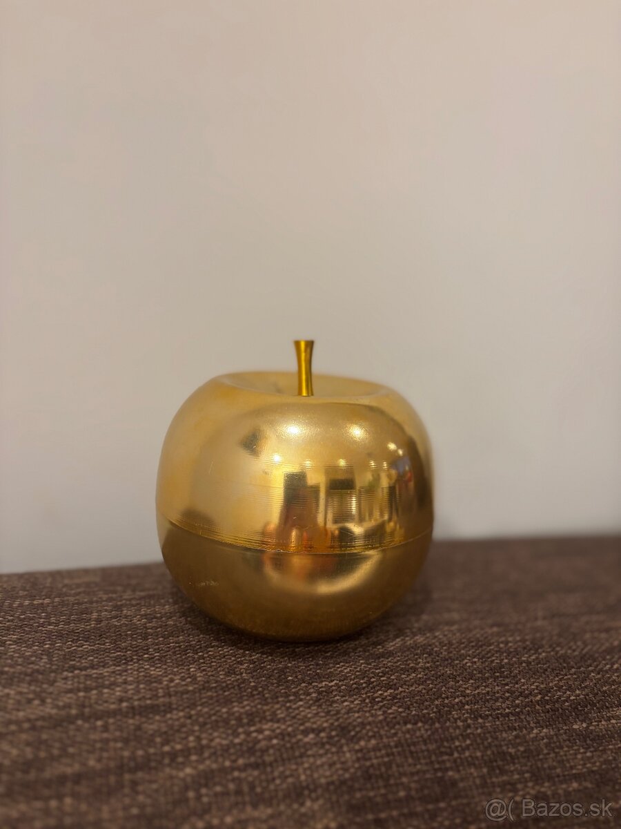Staré retro jablko so sklenenými pohárikmi - 2