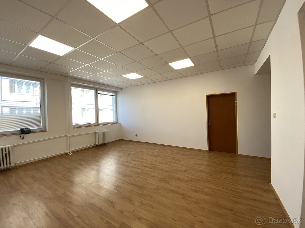 Priestranná kancelária : 42 m2 - v centre mesta - 2