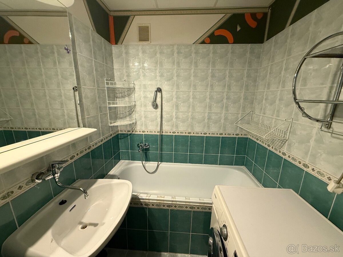 Prenajmem 3 izbovy byt - 2