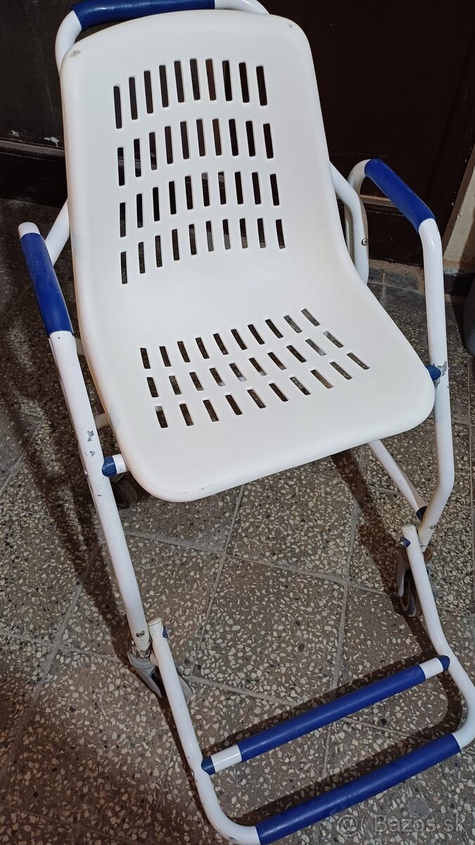 Polohovateľná posteľ, posuvný stolík, kreslo na umývanie - 2