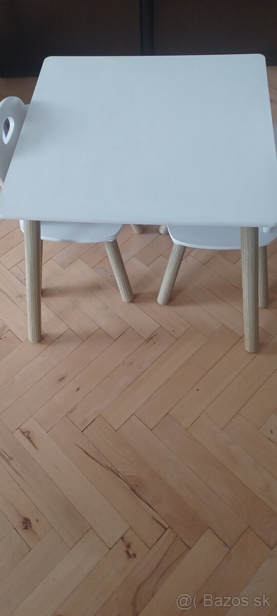 Stôl a dve stoličky. - 2
