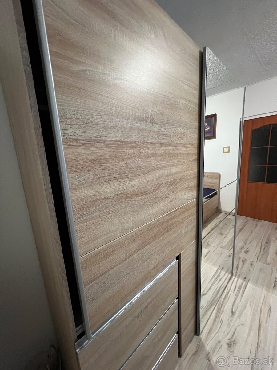 Skriňa so zrkadlom - 2