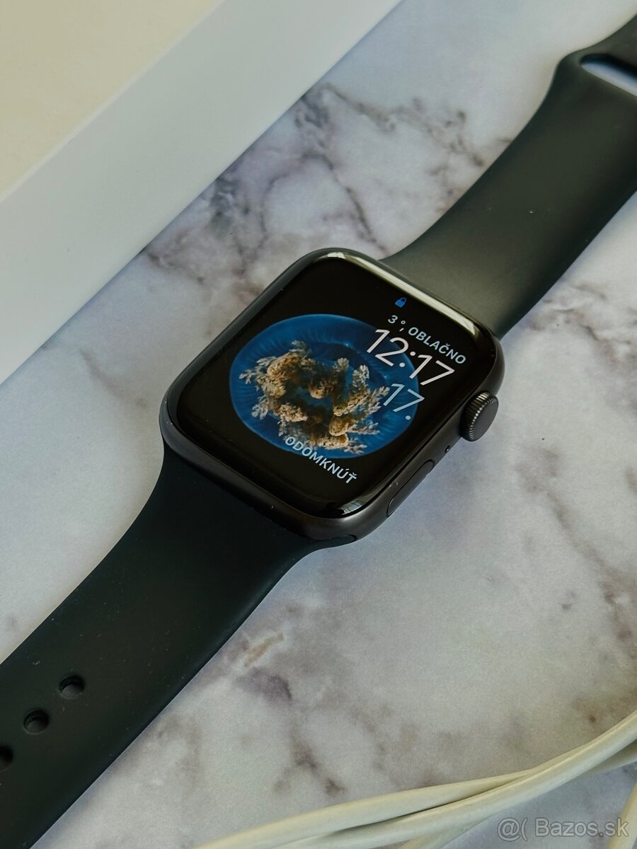 Apple Watch Series SE (1. generácie) 44 mm - 2