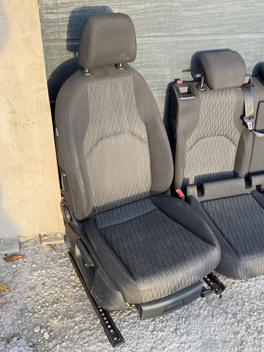 Predám sedadla Seat Leon 5f ST látkové - 2