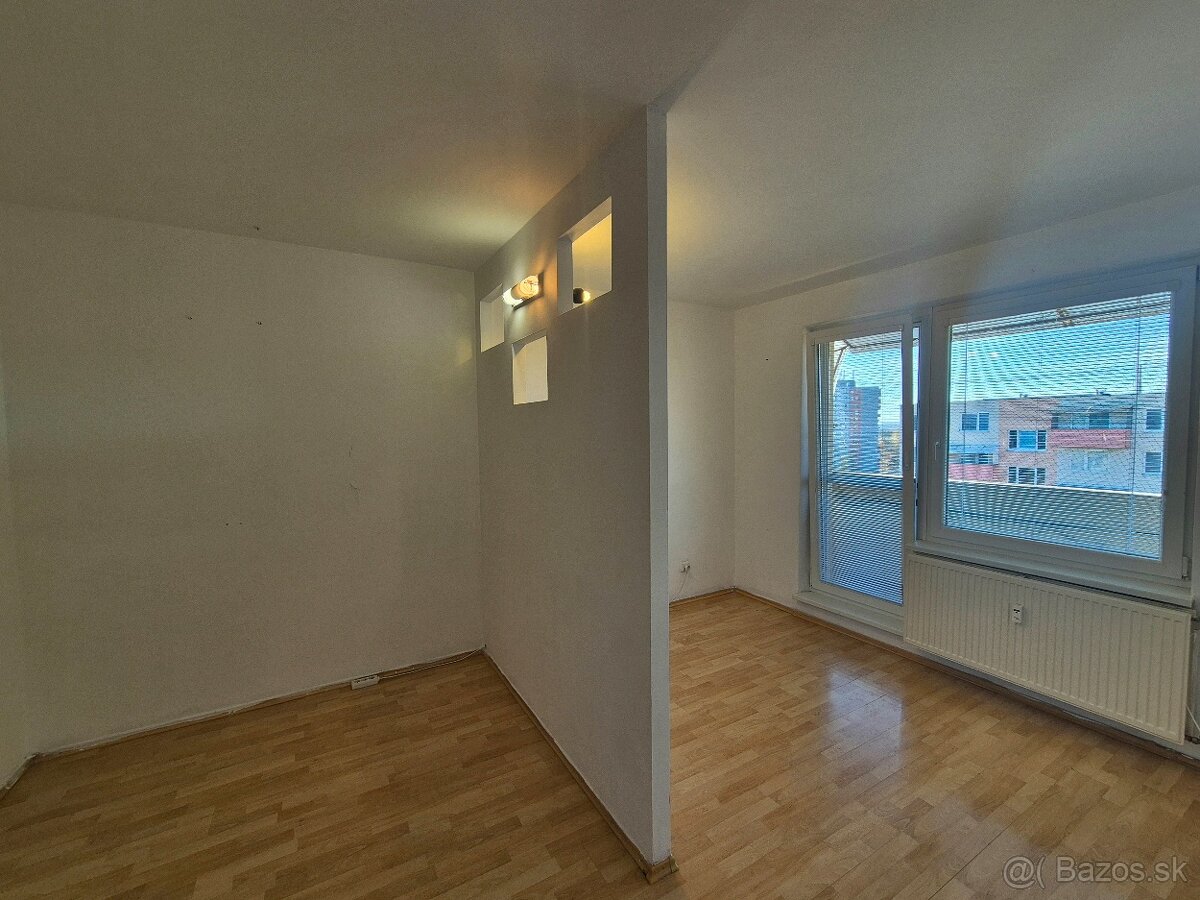 Predaj 1 izb.byt_Levice_balkón - 2