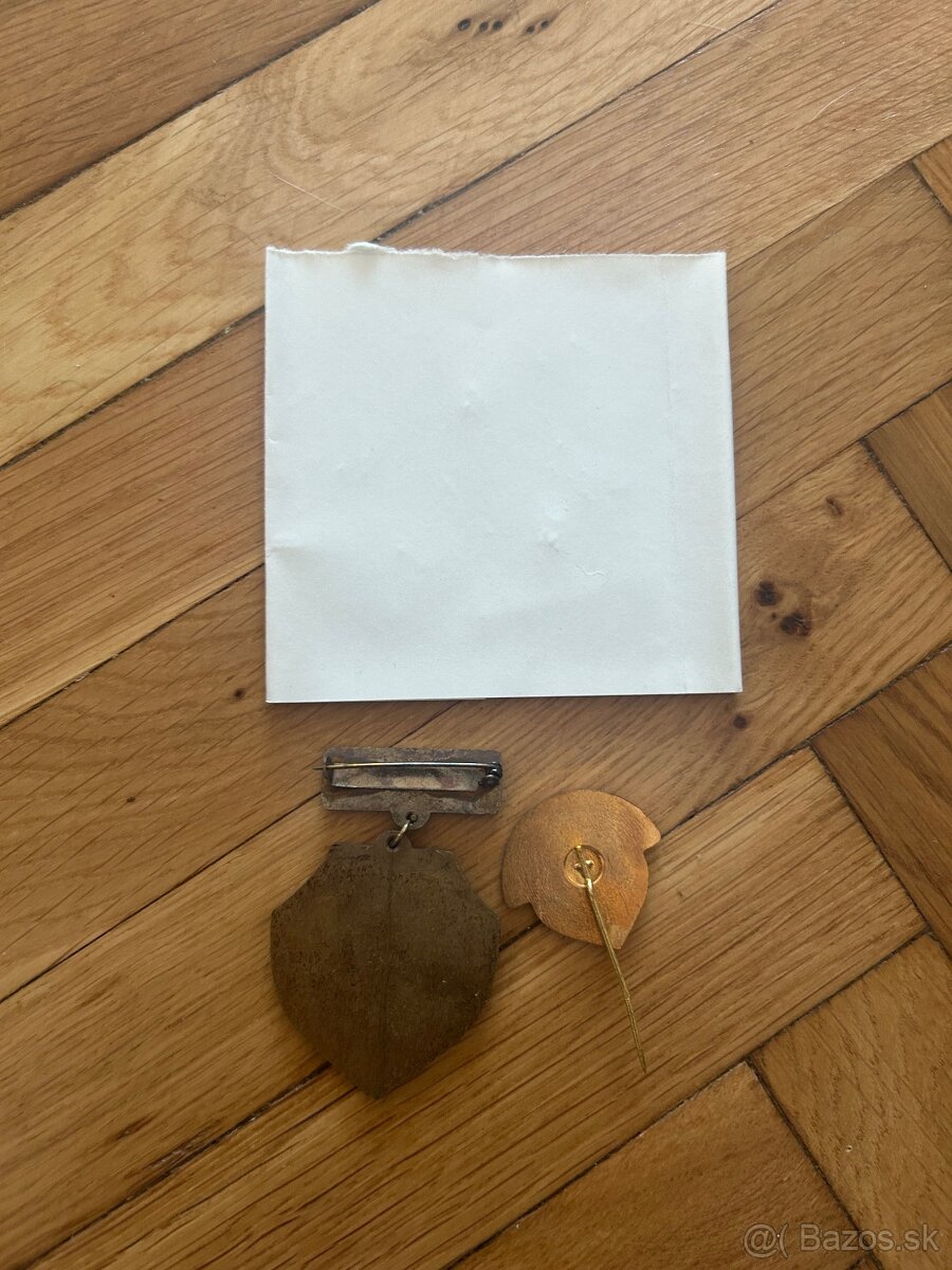 odznaky a dekret - 2