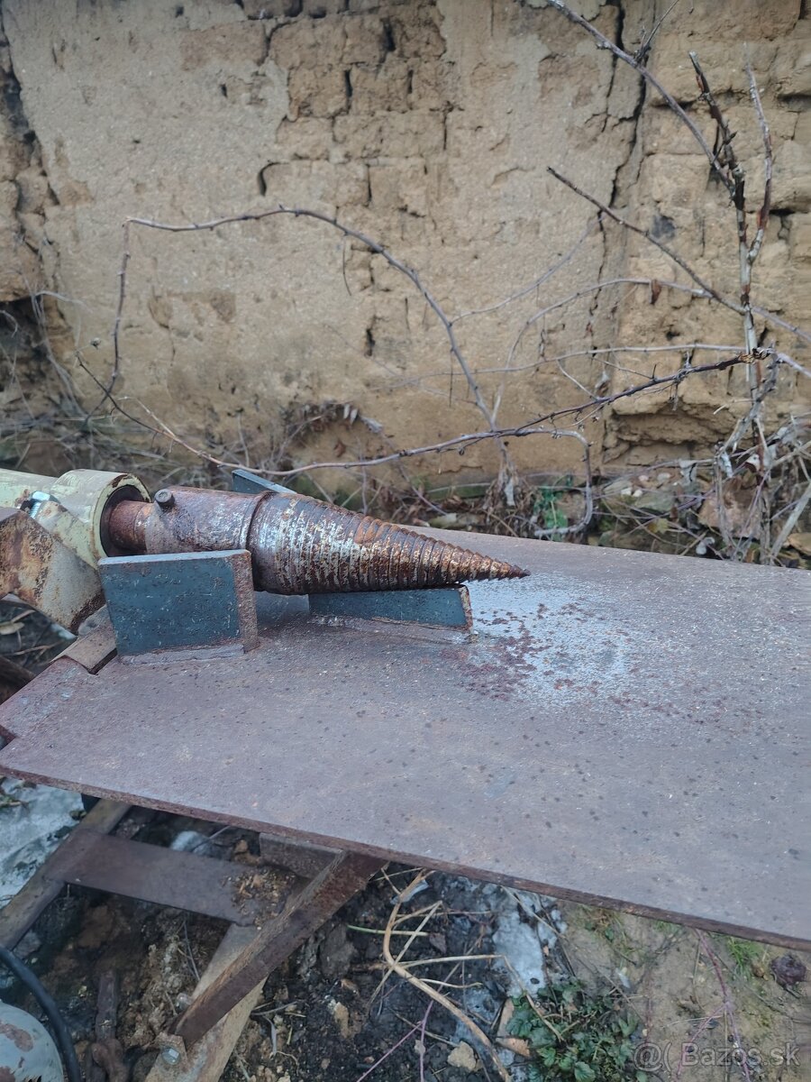 Štiepačka dreva - 2