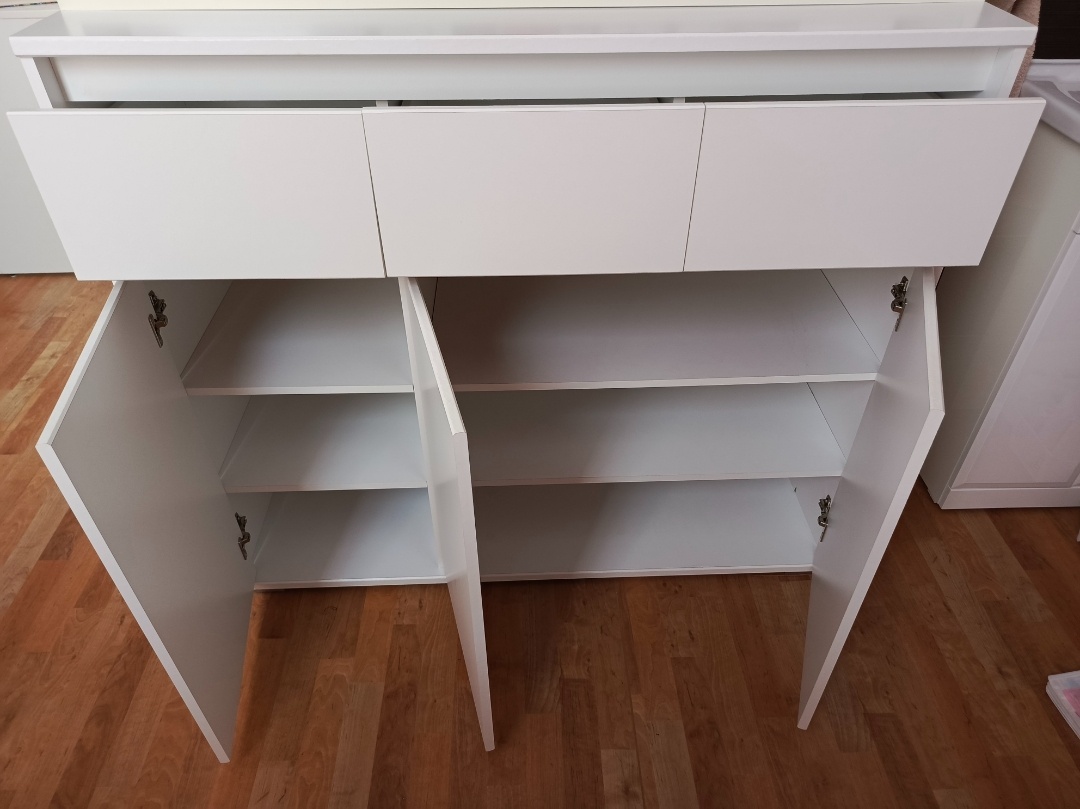 Presklená vitrína a komoda - 2