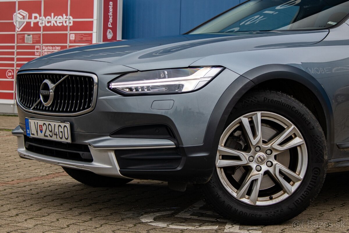 Volvo V90 D4 2.0L Momentum Cross Country - 2