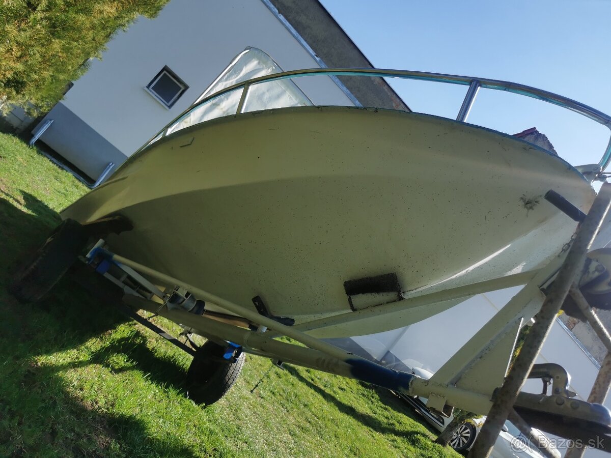 Laminátový motorový čln - 2