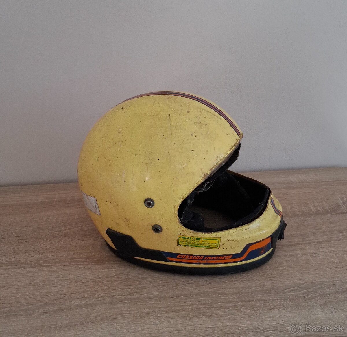 Retro motocyklová prilba. - 2