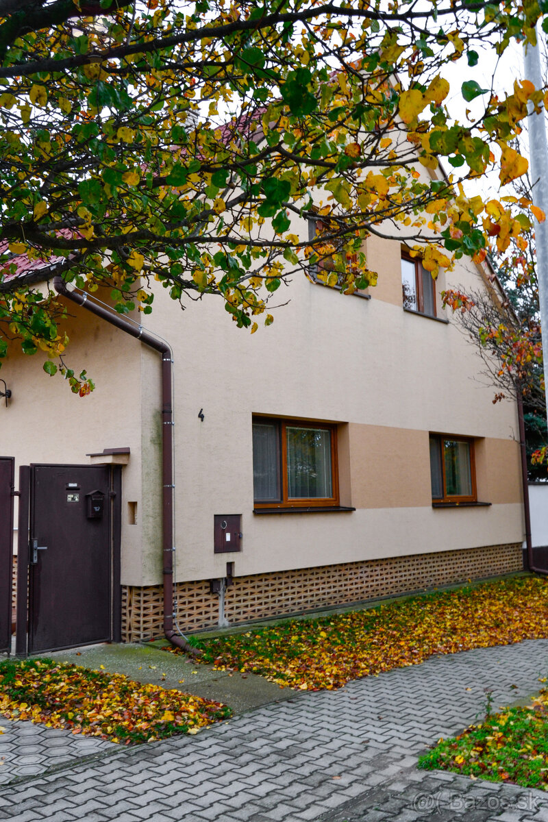 NA PREDAJ RODINNÝ DOM SO SAMOSTATNOU UBYTOVŇOU V OBCI ZAVAR - 2