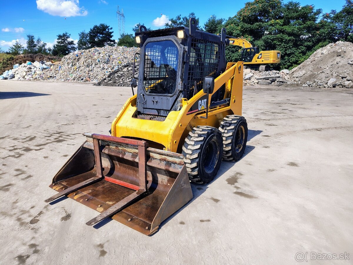 Nakladač CAT 226 - 2