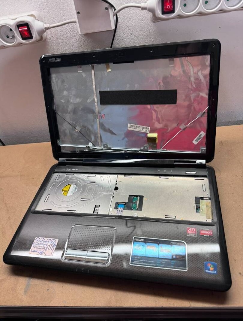 Predám pokazený notebook na náhradné diely zn.Asus x5dab. - 2