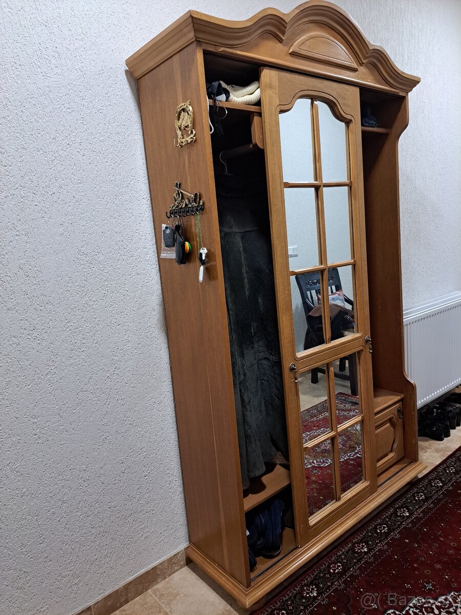 Vešiaková skriňa - 2
