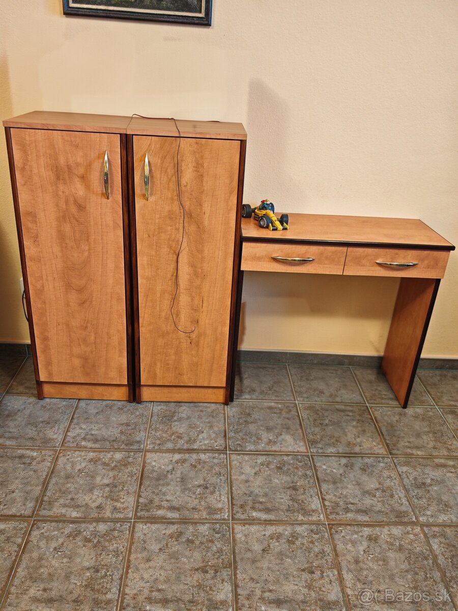 Skrinky a kozmetický stolík - 2