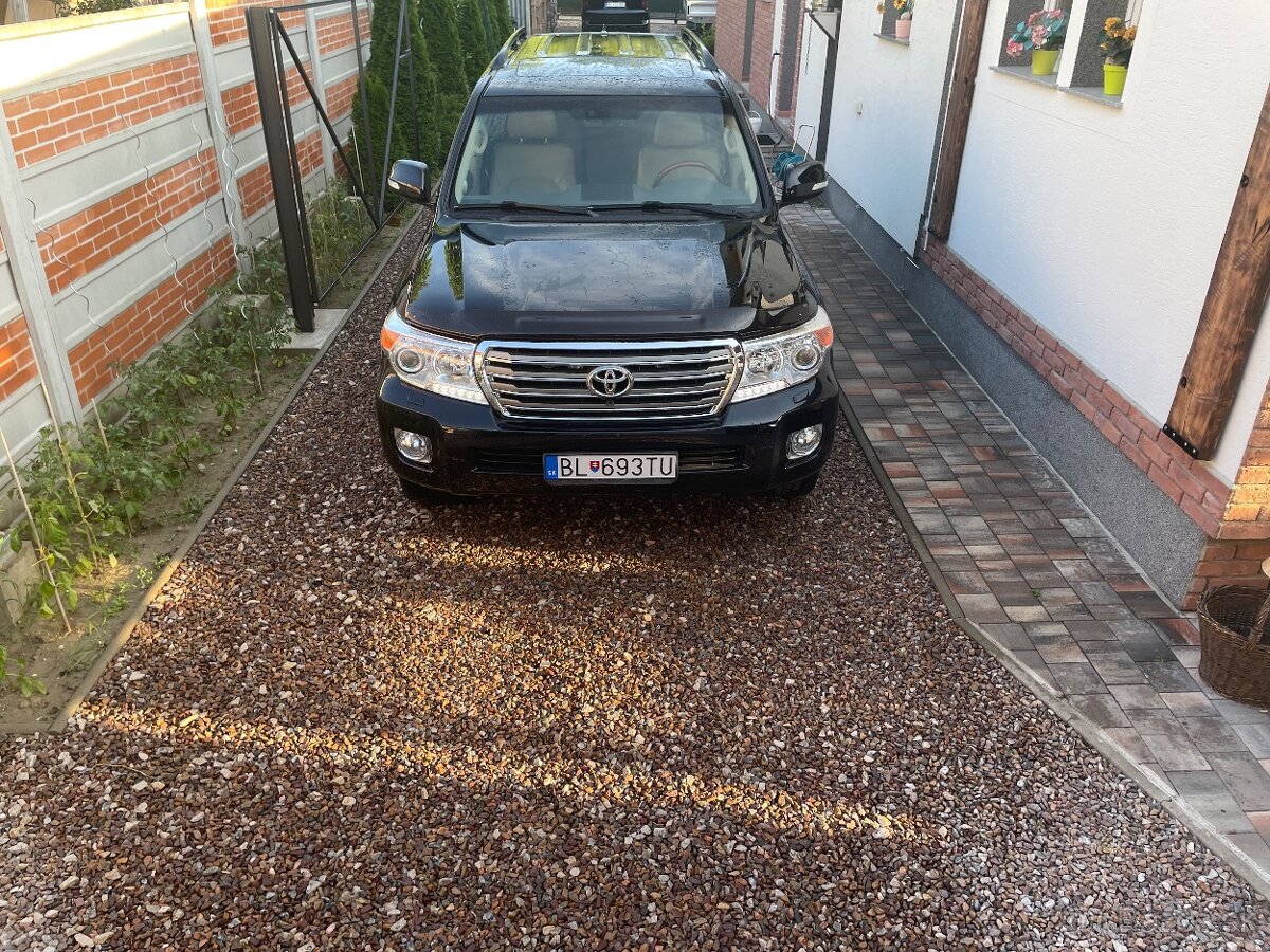 TOYOTA LAND CRUISER V8
