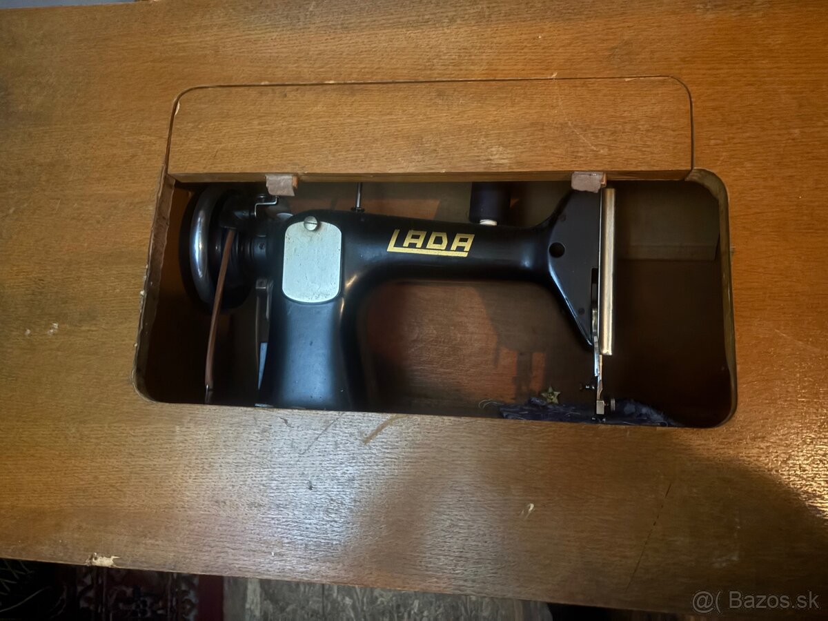Starožitný šijací stroj Lada - 2