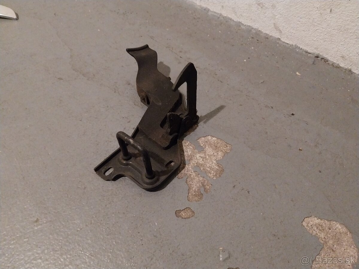 Roomster - diely (lišta so znakom, zámok kapoty) - 2