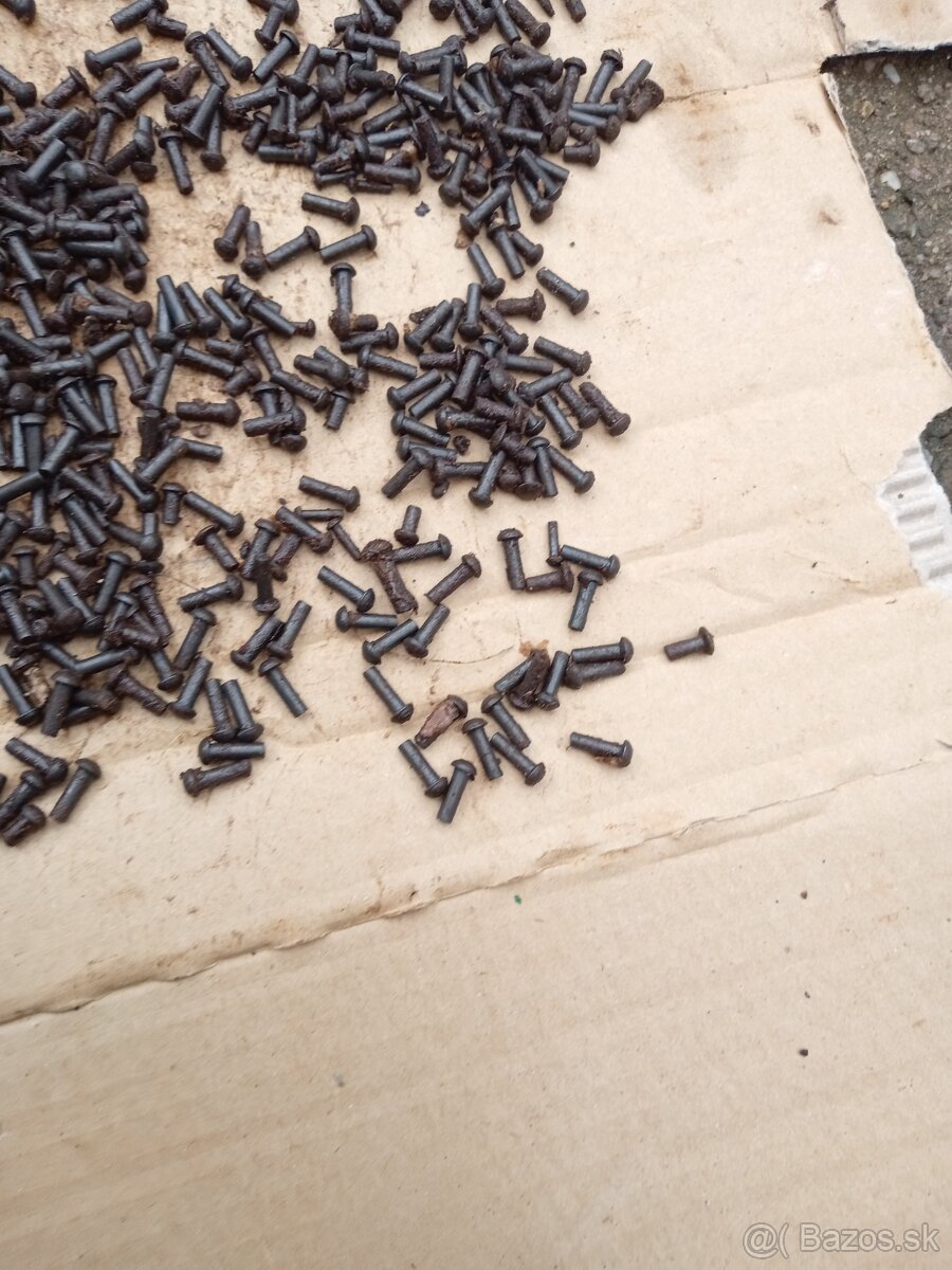 Staré nity.klince na podkovy.kluce - 2