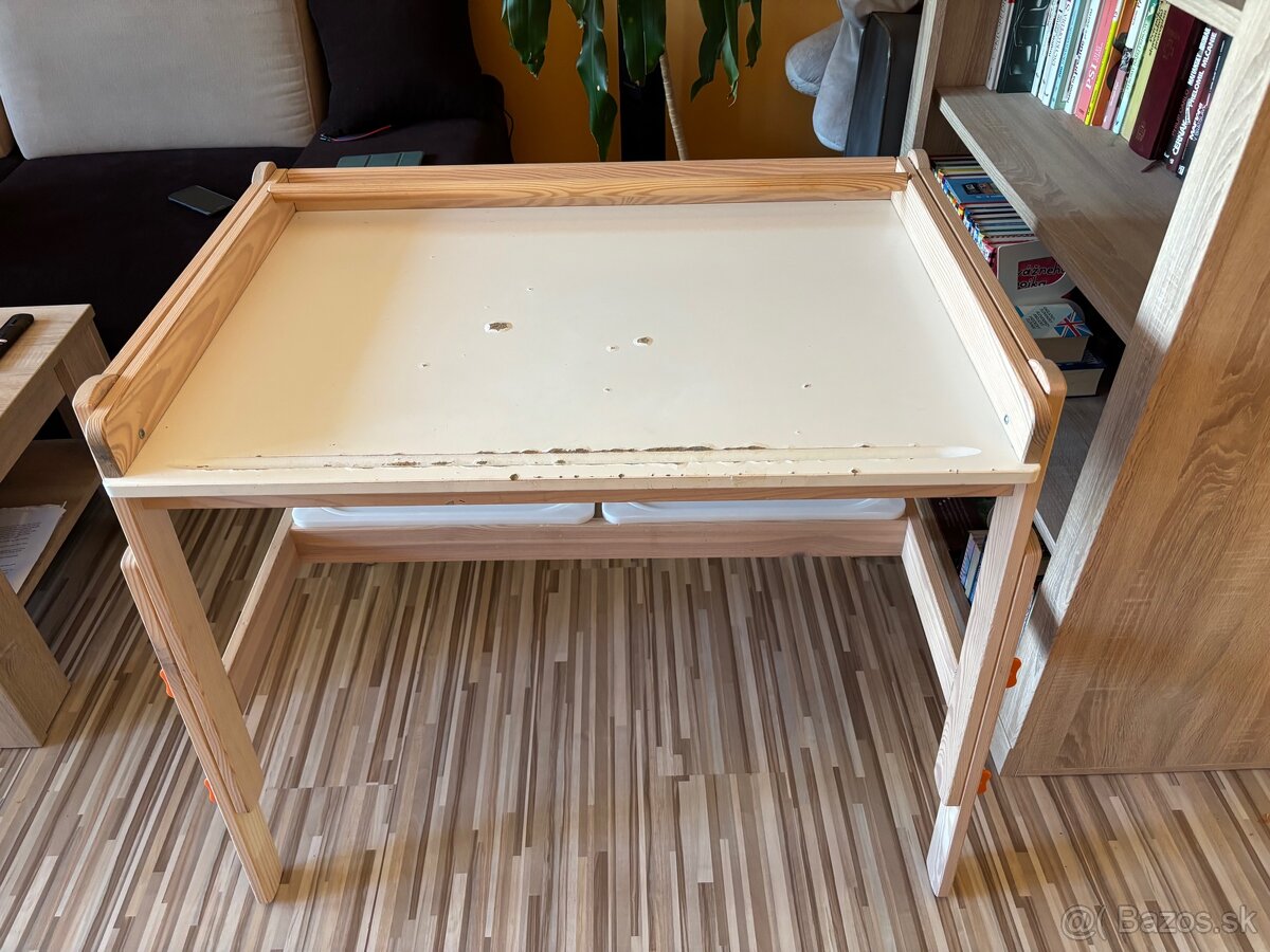 Rastuci IKEA stolik - 2