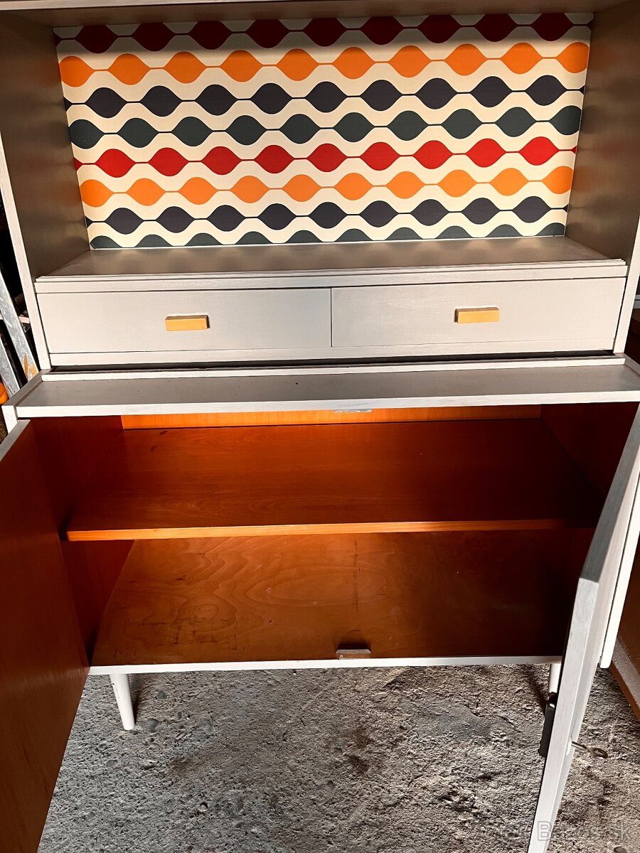 Komoda s vitrínkou - 2