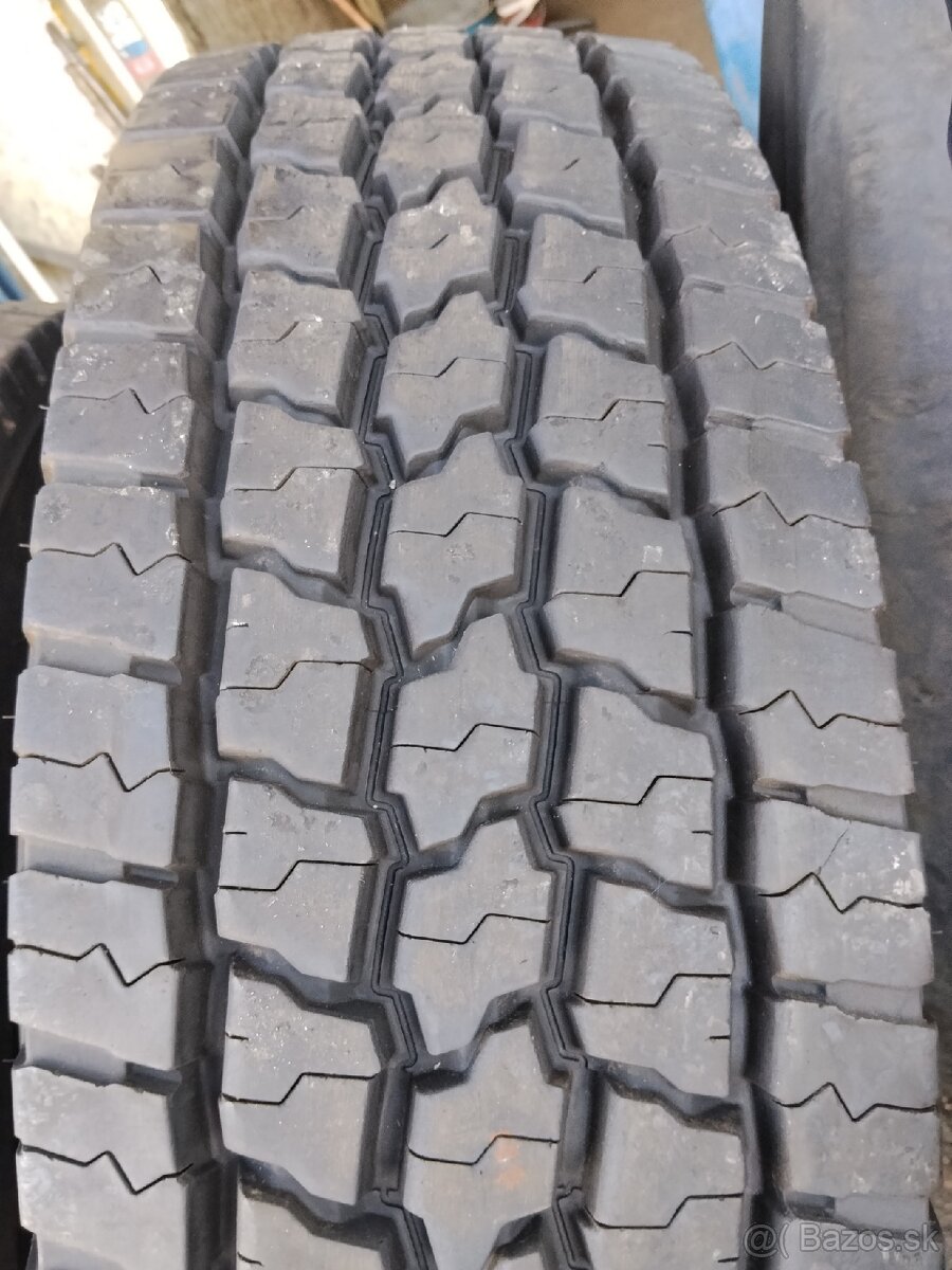 Predám vodiace pneu 315/80-22.5 - 2