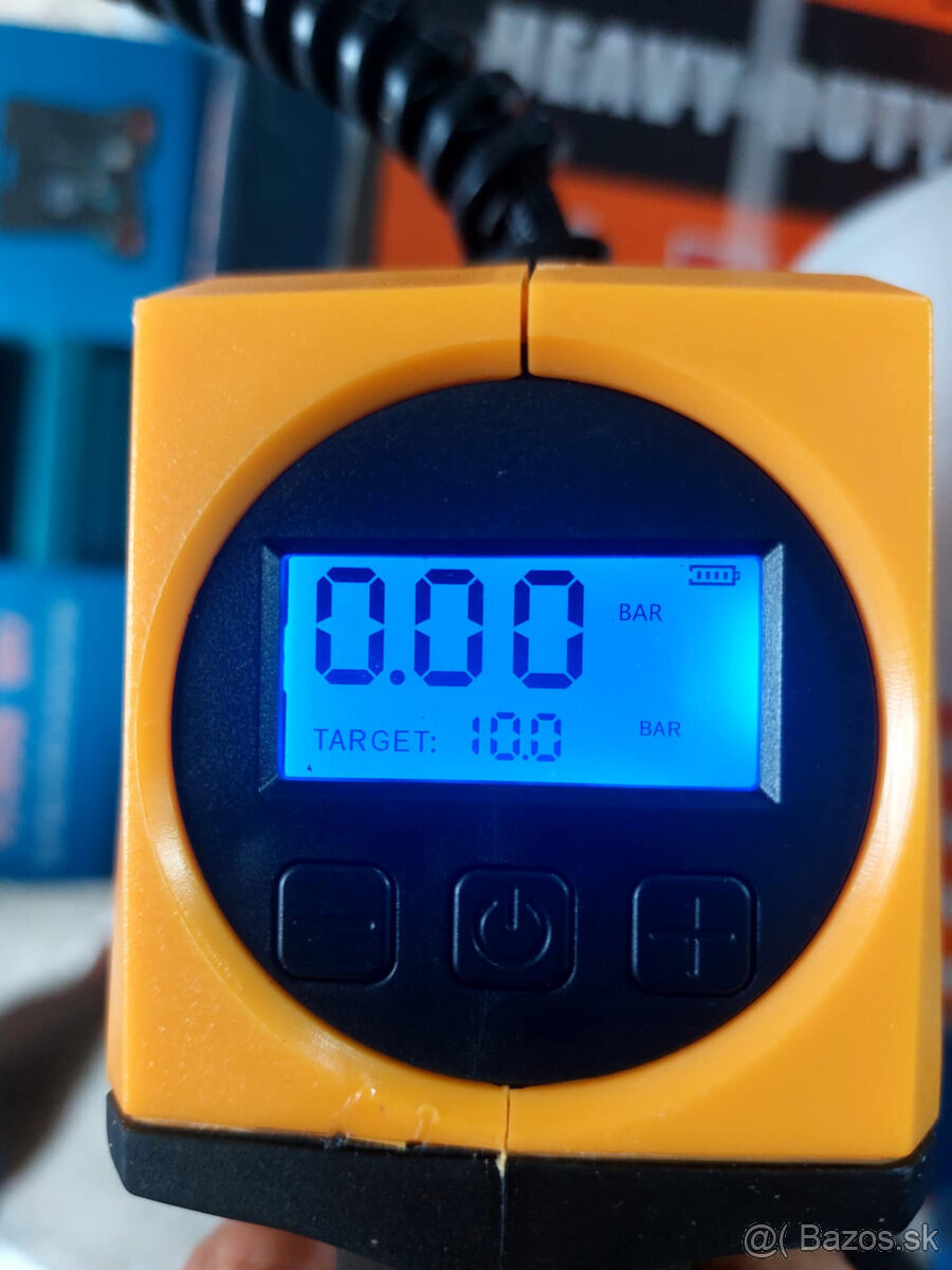 Aku kompresor prenosný zo svetlom +nastavce 2x aku nabijačka - 2