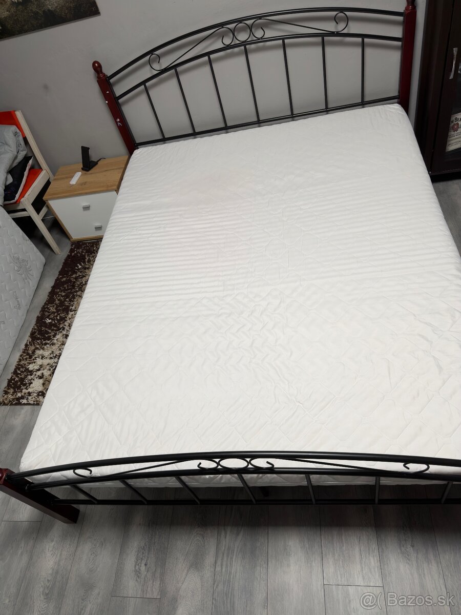 Posteľ s matracom - 2