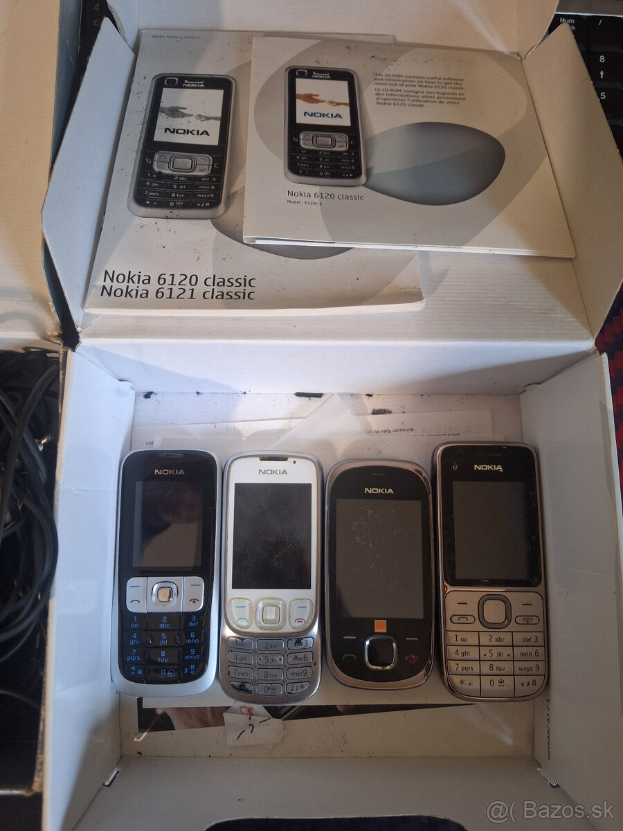 Stare retro GSM mobily NOKIA s prislusenstvom - 2