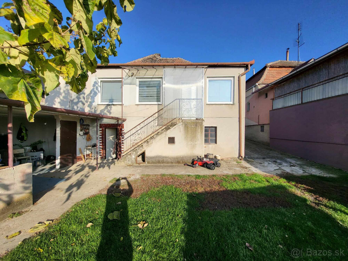 Tehlový 3 izbový rodinný dom v obci Bešeňov s veľkým pozemko - 2