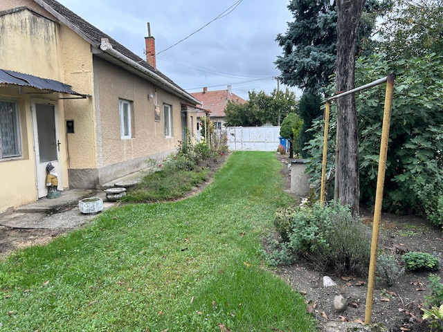 Na predaj: Rodinný dom s veľkým pozemkom v pokojnej lokalite - 2