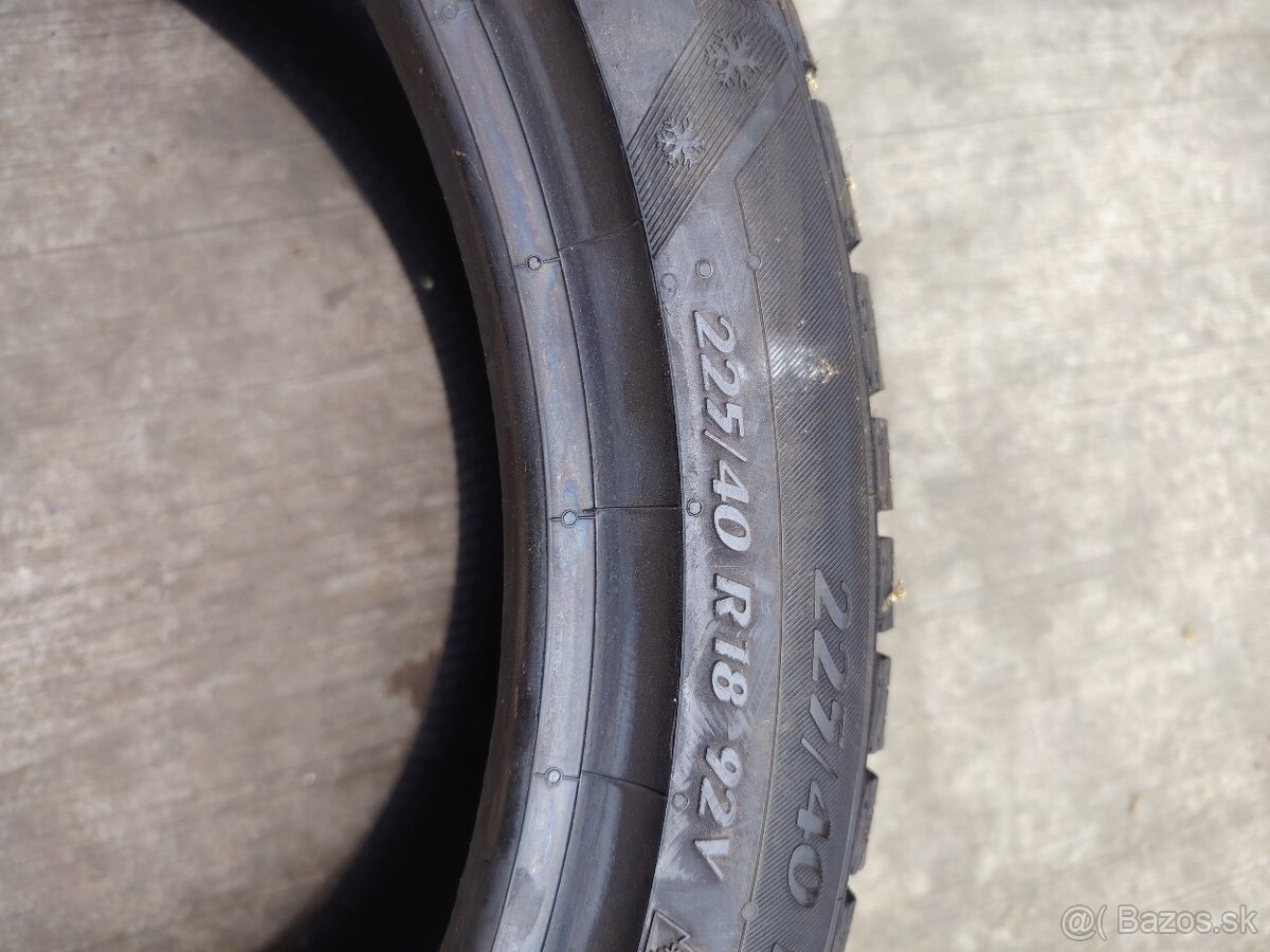 225/40R18 - 2