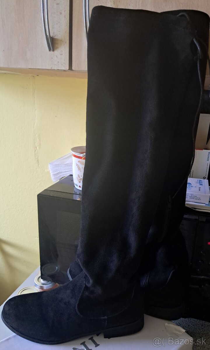 Čierne čižmy. - 2