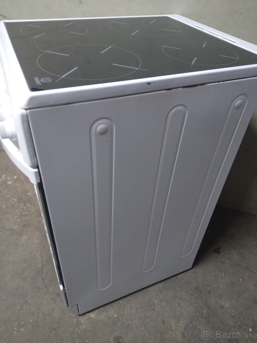 Sklokeramicky sporák indesit - 2