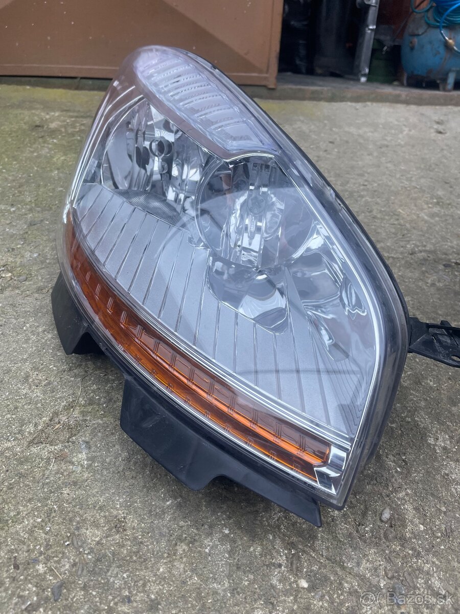 Citroen C4 Picasso predné svetlomety - 2